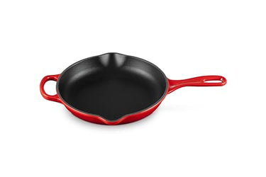 Le Creuset Signature Gusseisen Brat- und Servierpfanne, Rund, Ø 23 cm, Für alle Herdarten inkl. Induktion geeignet, 1,93 kg, Kirschrot, 20182230600422 im Sale